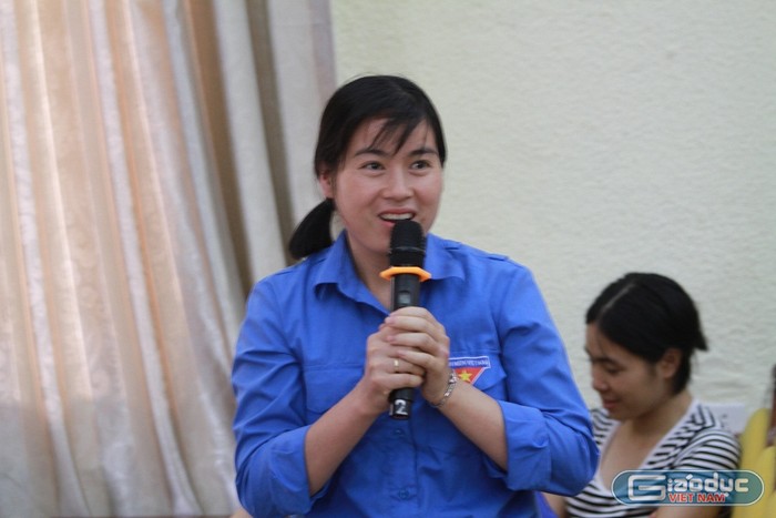 Một đoàn viên thanh niên đặt câu hỏi cho Giáo sư Nguyễn Lân Dũng (ảnh Trinh Phúc).