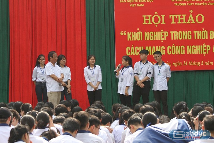 Các cháu học sinh Trường phổ thông chuyên Vĩnh Phúc hào hứng giao lưu với Giáo sư Nguyễn Lân Dũng (ảnh Trinh Phúc).