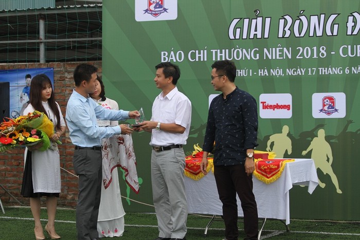 Ông Hoàng Anh Minh, Phó Tổng Biên tập tạp chí vietnamfinance - thành viên Ban Tổ chức giải trao kỷ niệm chương cho các nhà tài trợ (ảnh Như Hải).