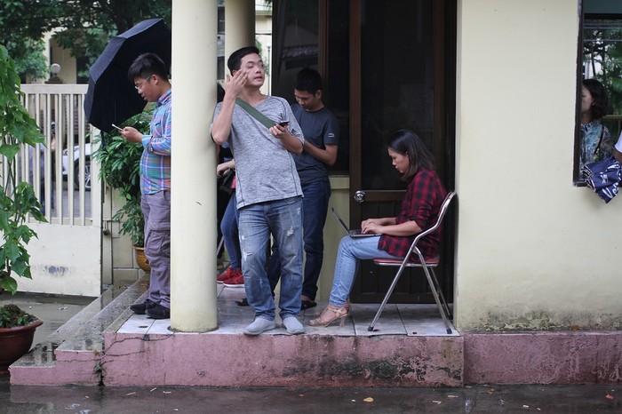 Nhiều phóng viên báo chí đang chờ đợi kết quả xác minh tại Sở Giáo dục và Đào tạo Lạng Sơn (ảnh Trinh Phúc).