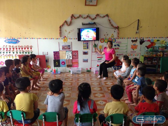 Mấy ngày hôm nay, cô giáo Nguyễn Hồng Thu rất buồn nhưng vẫn cố gắng dạy tốt và chờ mong những ý kiến từ lãnh đạo cấp trên (ảnh do bạn đọc cung cấp).