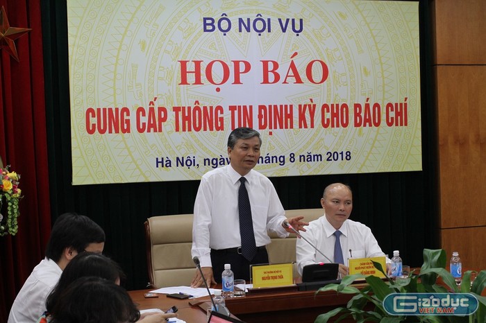 Thứ trưởng Nguyễn Trọng Thừa cho rằng: &quot;Quan điểm của Bộ Nội vụ trong việc điều chuyển này là phải đảm bảo quyền lợi cho giáo viên khi được tuyển dụng&quot; - ảnh Trinh Phúc.