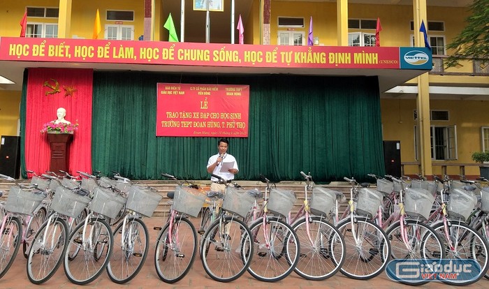 Thầy Vi Khánh Toàn, Bí thư chi bộ, Hiệu trưởng nhà trường phát biểu tại buổi lễ trao tặng xe đạp (ảnh Trinh Phúc).