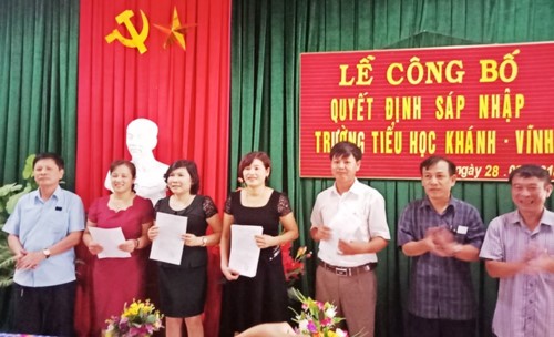 Lãnh đạo Phòng Giáo dục và Đào tạo huyện Can Lộc, Hà Tĩnh trao Quyết định sáp nhập trường tiểu học tại xã Khánh Lộc (ảnh giaoducthoidai.vn).
