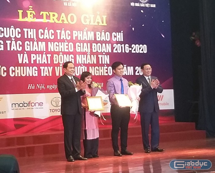 Phó Thủ tướng Vương Đình Huệ và Chủ tịch Ủy ban Trung ương Mặt trận Tổ quốc Việt Nam Trần Thanh Mẫn trao giải A cho các tác giả (ảnh Trinh Phúc).