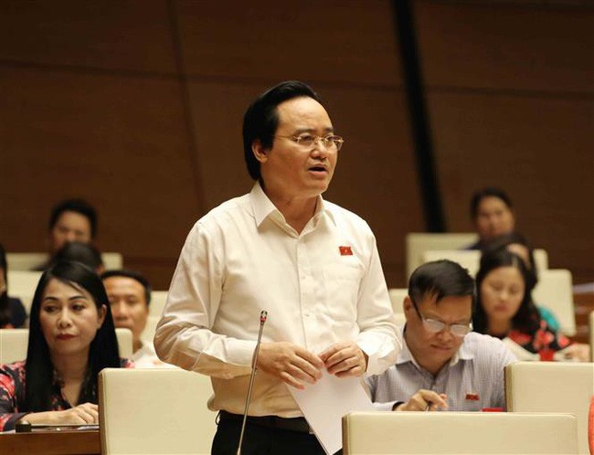 Bộ trưởng Phùng Xuân Nhạ giải trình các vấn đề giáo dục được các đại biểu Quốc hội và cử tri quan tâm (ảnh TTXVN).