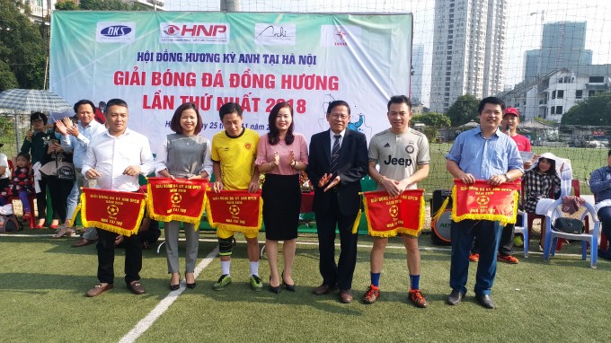 Ban tổ chức trao cờ lưu niệm cho các nhà tài trợ giải đấu (ảnh Trinh Phúc).