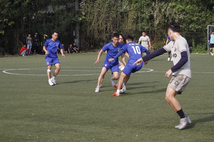 Pha dắt bóng của cầu thủ đội FC Tiến - Xuân (áo xanh) đấu với FC Voi (ảnh Trinh Phúc).