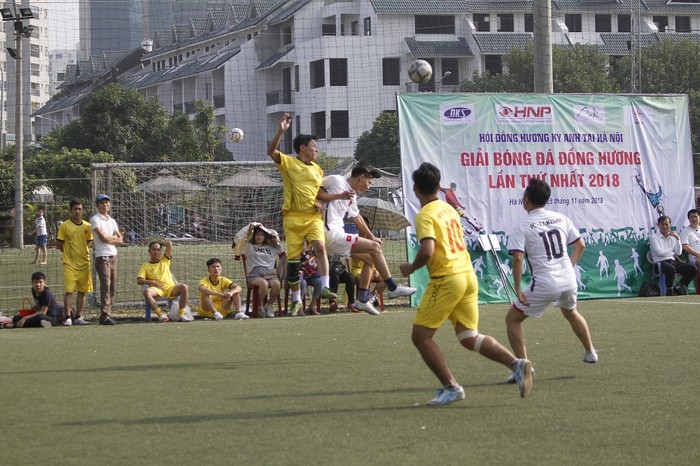Các cầu thủ FC Kỳ Phú (áo vàng) và FC Thị xã Kỳ Anh (áo trắng) thi đấu quyết liệt (ảnh Trinh Phúc).