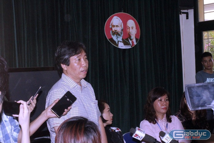 Ông Tạ Ngọc Thắng trả lời báo chí tại buổi họp báo ngày 6/12, tại Trường Tiểu học Quang Trung, Đống Đa, Hà Nội (ảnh Trinh Phúc).