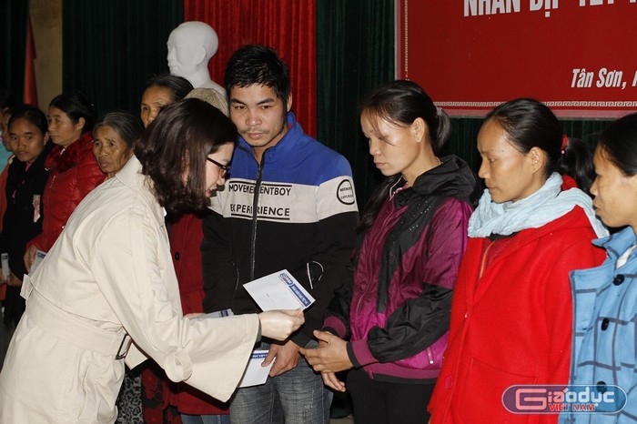 Bà Nguyễn Thị Ngọc Vân cán bộ của Báo Điện tử Giáo dục Việt Nam trao quà Tết cho các hộ nghèo (ảnh Trinh Phúc).