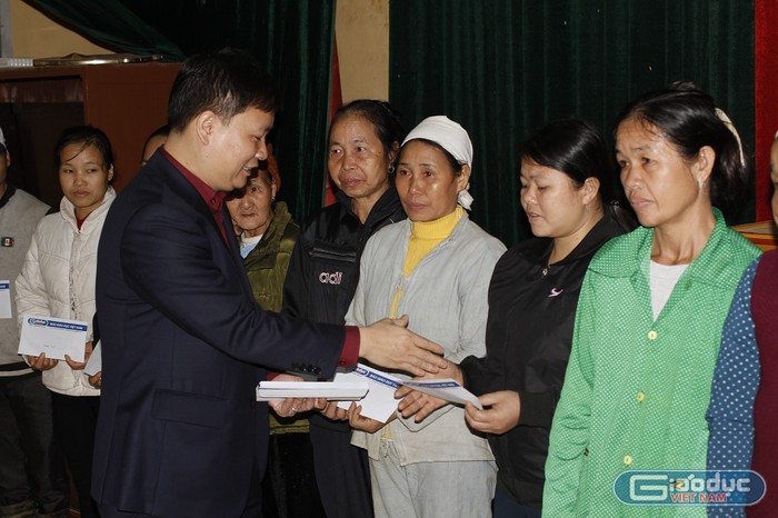 Ông Nguyễn Tiến Bình trao các suất quà cho hộ nghèo tại huyện Tân Sơn (Phú Thọ) - ảnh Trinh Phúc.