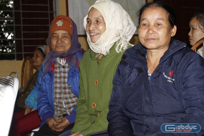 Những khuôn mặt vui vẻ của bà con khi chờ đợi được nhận quà Tết từ Báo Điện tử Giáo dục Việt Nam (ảnh Trinh Phúc).