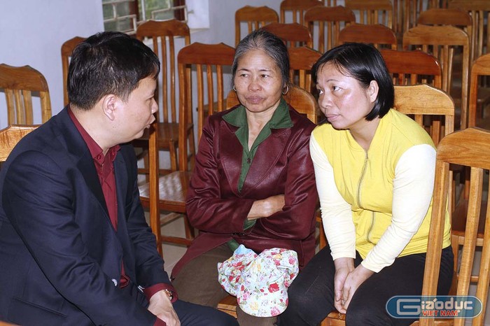 Tổng Biên Tập Báo Điện tử Giáo dục Việt Nam nhắn nhủ tới người dân cố gắng động viên các cháu học tập để vươn lên trong cuộc sống (ảnh Trinh Phúc).