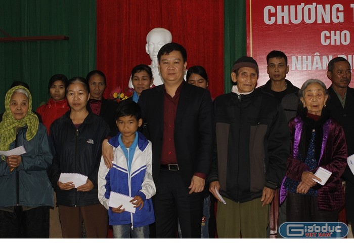 Ông Nguyễn Tiến Bình chụp ảnh với bà con nhân dân huyện Yên Lập đến nhận quà Tết (ảnh Trinh Phúc).