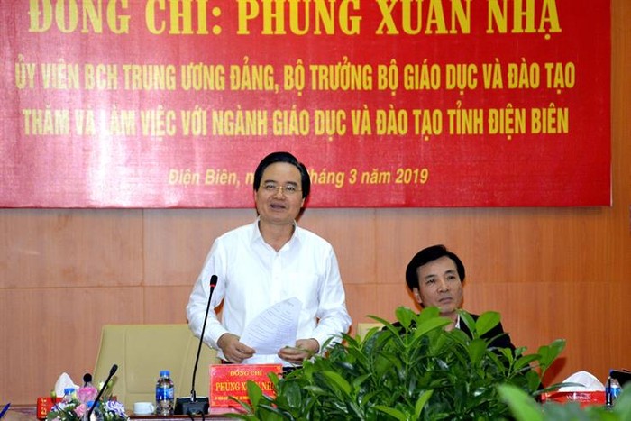 Bộ trường Phùng Xuân Nhạ trao đổi một số vấn đề ngành Giáo dục tỉnh Điện Biên quan tâm khi triển khai chương trình giáo dục phổ thông mới (ảnh nguồn moet.gov.vn).