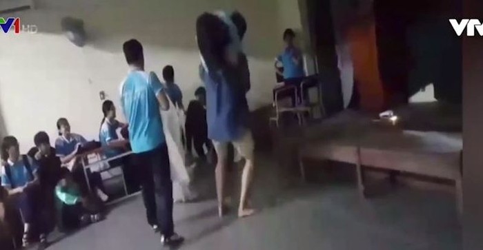 Học sinh trường Võ Trường Toản, quận 12, Thành phố Hồ Chí Minh đang sân khấu hóa trích đoạn Tám Bính bị hãm hiếp trong giờ học văn ngoại khóa (ảnh chụp từ VTV 24h).