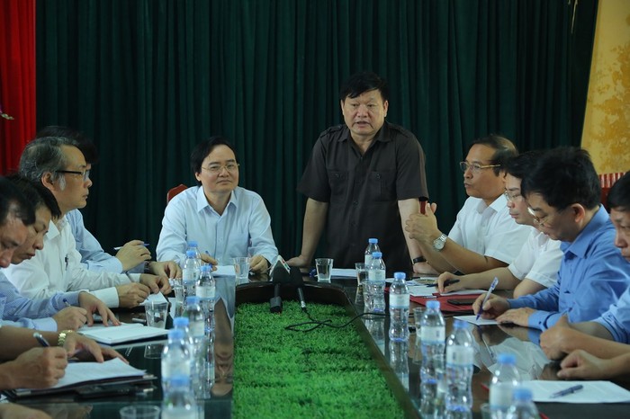 Chủ tịch Ủy ban nhân dân tỉnh Hưng Yên Nguyễn Văn Phóng chỉ đạo đối với Hiệu trưởng, Ban Giám hiệu Trường trung học cơ sở Phù Ủng đề nghị xem xét làm quy trình xử lý cách chức.
