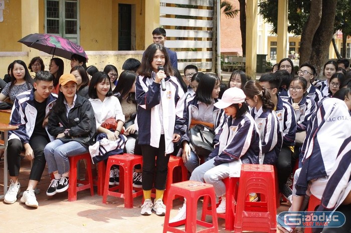 Học sinh trường trung học phổ thông Lục Nam bày tỏ thắc mắc với thầy Nguyễn Lân Dũng có nên chọn nghề theo sở thích hay theo xu hướng (ảnh Trinh Phúc).