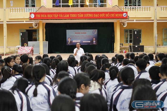 Thầy Nguyễn Lân Dũng trao đổi với các em học sinh về những thách thức và cơ hội trong thời đại cách mạng công nghiệp 4.0 (ảnh Trinh Phúc).