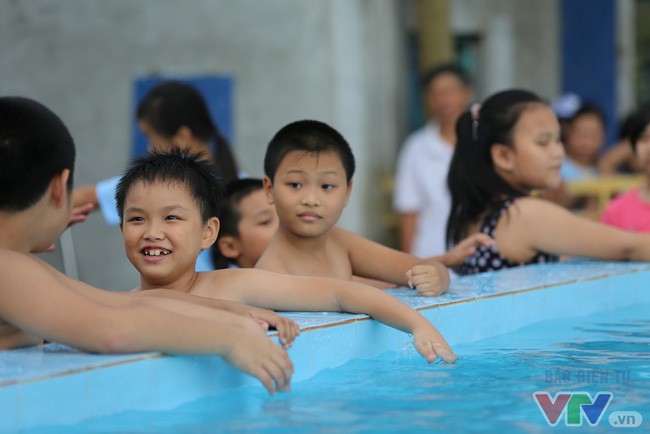 Hè là khoảng thời gian để trẻ trang bị các kỹ năng như bơi lội (ảnh minh họa - nguồn vtv).