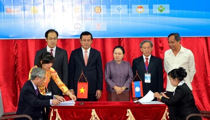 Ký kết hợp tác giáo dục giữa Bộ Giáo dục và Đào tạo Việt Nam và Bộ Giáo dục và Thể thao Lào (ảnh: Trung tâm Truyền thông Bộ Giáo dục và Đào tào).