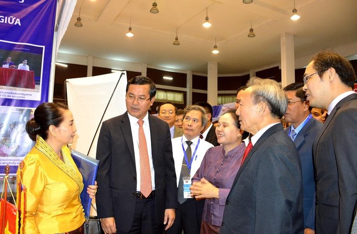 Thứ trưởng Bộ Giáo dục và Đào tạo Nguyễn Văn Phúc thăm triển lãm (ảnh; Trung tâm Truyền thông Bộ Giáo dục và Đào tạo).