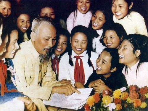 Đương thời lúc còn sống, Bác Hồ rất quan tâm và chăm lo cho thế hệ trẻ Việt Nam (ảnh nguồn bảo tàng Hồ Chí Minh).