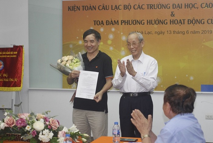 Giáo sư Trần Hồng Quân trao quyết định cử tiến sĩ Lê Trường Tùng giữ chức Chủ nhiệm Câu lạc bộ các trường đại học, cao đẳng ngoài công lập (ảnh Trinh Phúc).