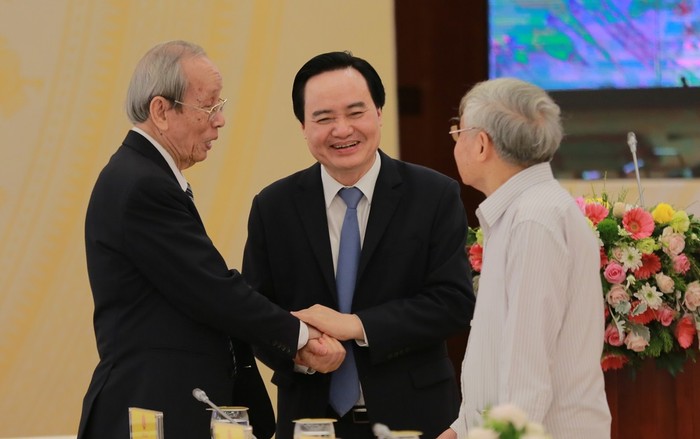 Giáo sư Trần Hồng Quân (bên trái) đang trò chuyện với Bộ trưởng Phùng Xuân Nhạ (ảnh: Trung tâm Truyền thông của Bộ Giáo dục và Đào tạo).