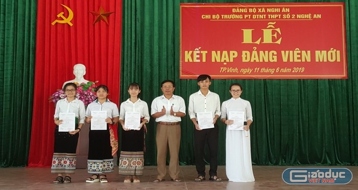 Em Nguyễn Thị Thùy Linh – dân tộc Thái, học sinh trường Phổ thông dân tộc nội trú trung học phổ thông số 2 Nghệ An (ảnh thầy Mai Văn Đạt).