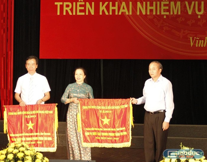 Ông Nguyễn Văn Trì thay mặt Thủ tướng Chính phủ tặng cờ thi đua của Thủ tướng đối với các tập thể có thành tích xuất sắc (ảnh Trinh Phúc).