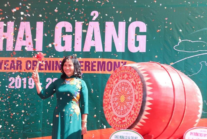 Cô Lê Thị Chính- Hiệu trưởng nhà trường đánh trống khai giảng năm học mới (ảnh trường Newton cung cấp).