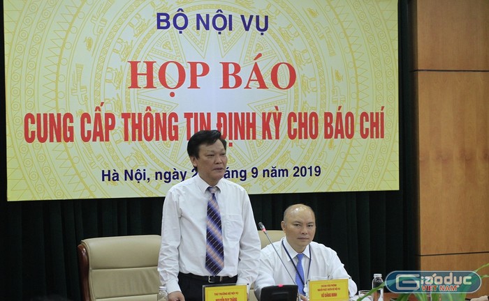 Thứ trưởng Nguyễn Duy Thăng nhấn mạnh: Bộ Chính trị cho phép tuyển dụng đặc cách không qua thi tuyển với giáo viên hợp đồng trước ngày 31/12/2015 (ảnh Trinh Phúc).