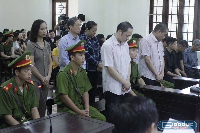 Các bị cáo tại phiên tòa xét xử gian lận thi cử ở Hà Giang (ảnh Trinh Phúc).