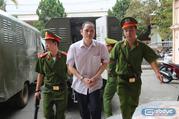Bị cáo Vũ Trọng Lương bị dẫn giải đến phiên tòa (ảnh Trinh Phúc).