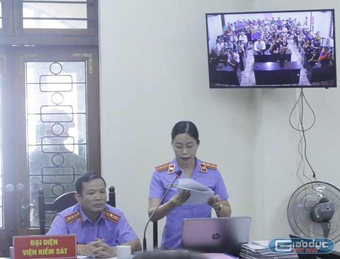 Sáng ngày 18/10, Viện kiểm sát công bố tin nhắn của vợ Chủ tịch tỉnh Hà Giang gửi bị cáo Triệu Thị Chính (ảnh Trinh Phúc).