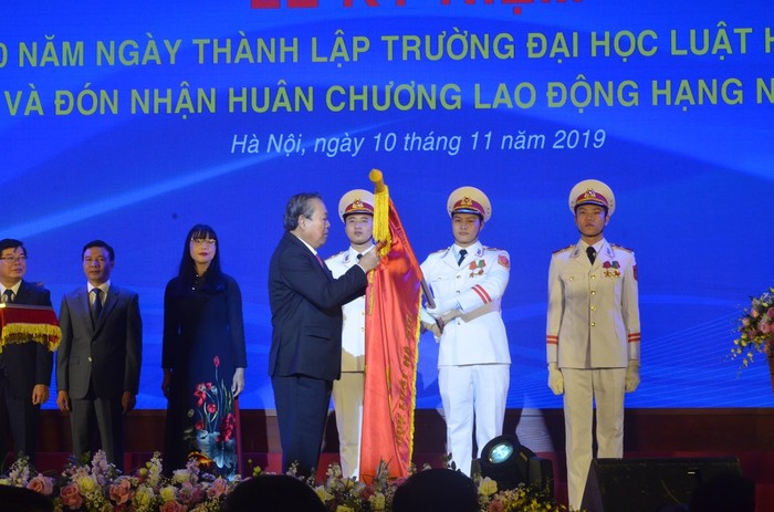 Phó Thủ tướng Trương Hòa Bình thay mặt lãnh đạo Đảng, Nhà nước trao Huân chương Lao động hạng Nhất cho Trường Đại học Luật Hà Nội (ảnh N.H).