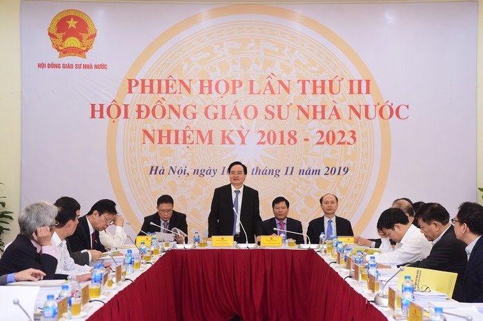 Bộ trưởng Phùng Xuân Nhạ, Chủ tịch Hội đồng Hội đồng Giáo sư Nhà nước nhiệm kỳ 2018-2023 chủ trì phiên họp (ảnh trung tâm truyền thông).