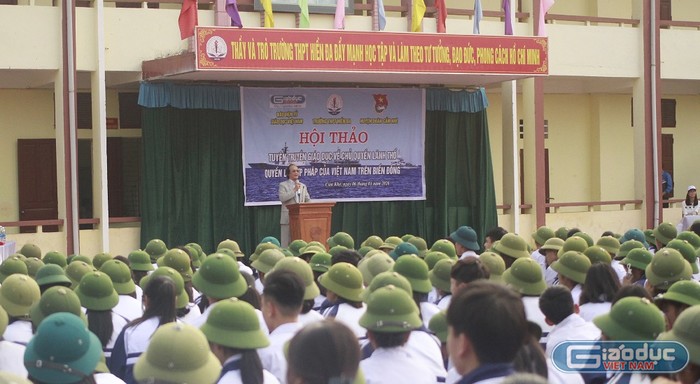 Các kiến thức liên quan đến chủ quyền của Việt Nam trên Biển Đông do tiến sĩ Trần Công Trục cung cấp đã thu hút sự chăm chú lắng nghe của học sinh (ảnh Trinh Phúc).