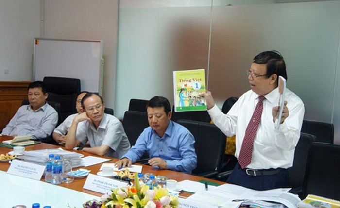 Ông Ngô Trần Ái người ngoài cùng bên phải đang giới thiệu sách giáo khoa mới (ảnh nguồn báo daibieunhandan.vn)