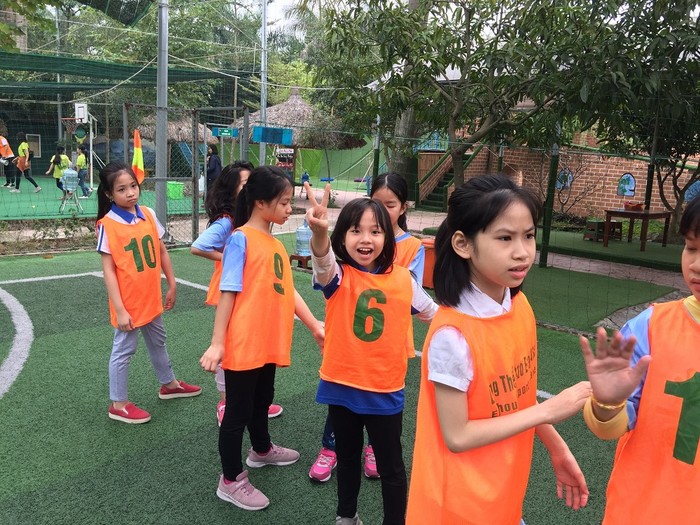 Ở Trường Nguyễn Ngọc Trinh (mặc áo số 6) rất năng động, hoạt bát (ảnh do cô Vũ Thị Phương cung cấp).