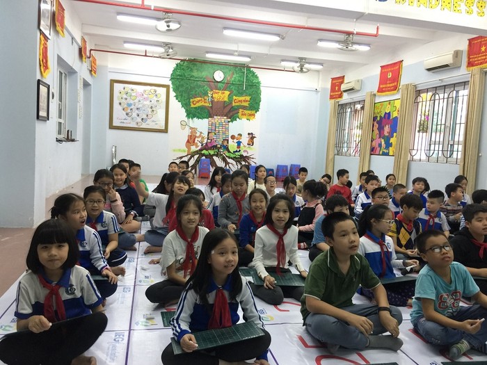 Nguyễn Ngọc Trinh ngồi hàng đầu, thứ 2 bên trái sang (ảnh do cô giáo Vũ Thị Phương cung cấp).