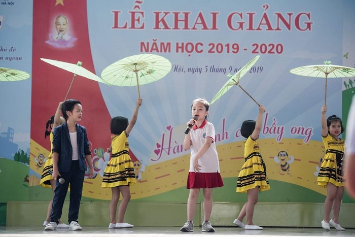 Nguyễn Ngọc Trinh có năng khiếu hát nên đóng góp nhiều cho phong trào của nhà trường (ảnh do cô giáo Vũ Thị Phương cung cấp).