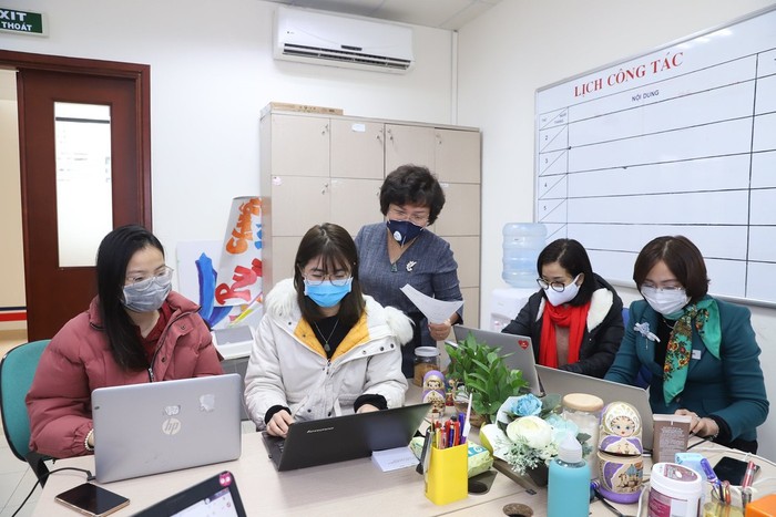 Trong thời gian học sinh không đến trường, nhiều nơi giáo viên vẫn thực hiện công tác giảng dạy online và làm vệ sinh, trực tại trường (ảnh minh họa - nguồn giaoduc.net.vn).