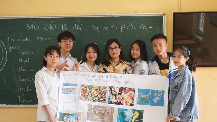 Cô giáo Hà Ánh Phương ở giữa cùng học sinh của mình (ảnh: Trung tâm truyền thông Bộ Giáo dục và Đào tạo).