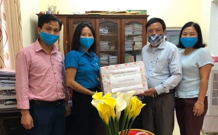 Các cô Trường Vũ Quang đã may được 600 khẩu trang tặng lực lượng chống dịch Covdi -19 ở huyện Vũ Quang (ảnh do bạn đọc cung cấp).