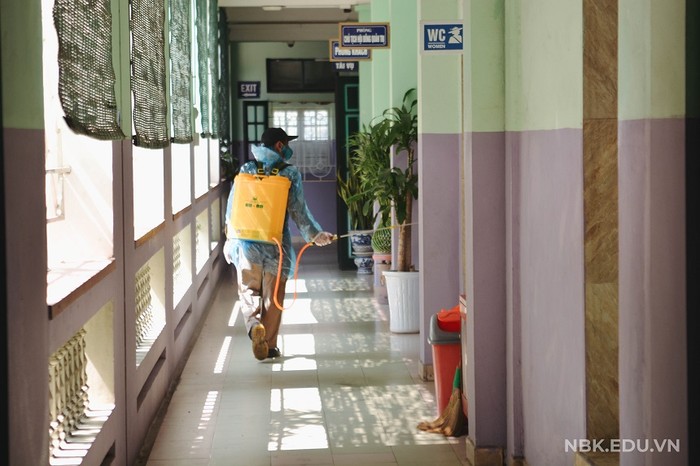 Để đảm bảo an toàn cho học sinh, công tác khử trùng, diệt khuẩn được chuẩn bi chu đáo (ảnh nguồn trường Nguyễn Bỉnh Khiêm).