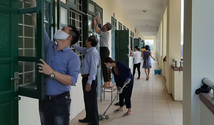 Các thầy cô Trường Trung học cơ sở Biên Giang tham gia lau dọn vệ sinh trường học đón học sinh đi học trở lại (ảnh do nhà trường cung cấp).