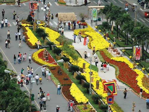 Rực rỡ, nồng nàn với nhiều loại hoa, đường hoa Nguyễn Huệ (Thành phố Hồ Chí Minh) là điểm đến lý tưởng của nhiều du khách. Ban ngày, đường Nguyễn Huệ rực rỡ với đủ loại màu sắc.